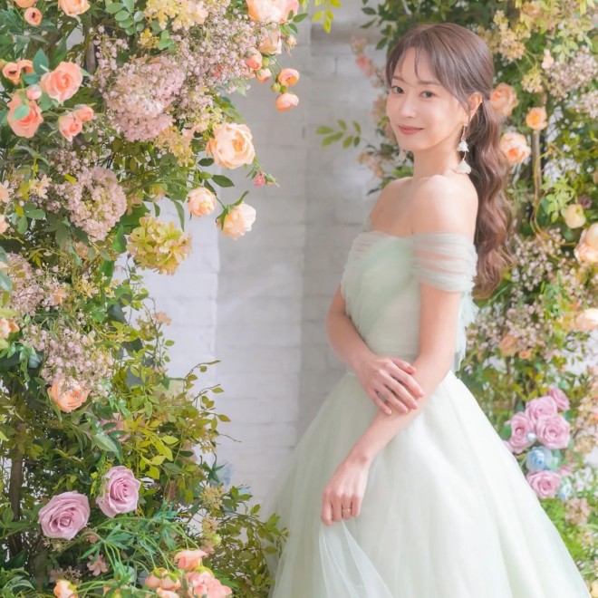 Cô cũng khoe luôn ảnh cưới.