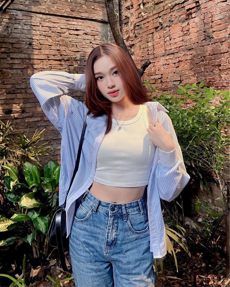 Thảo Trang yêu thích cách phối sơ mi và croptop kín đáo mà vẫn khoe được eo thon cùng quần jeans cạp cao.