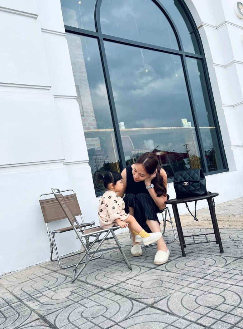 Làm mẹ bỉm sữa nhưng không quên khoe đồ hiệu, ra ngoài cùng con gái Suchin, Đàm Thu Trang mang theo balo Chanel màu đen để thoải mái đựng đồ dùng của bản thân và con gái.