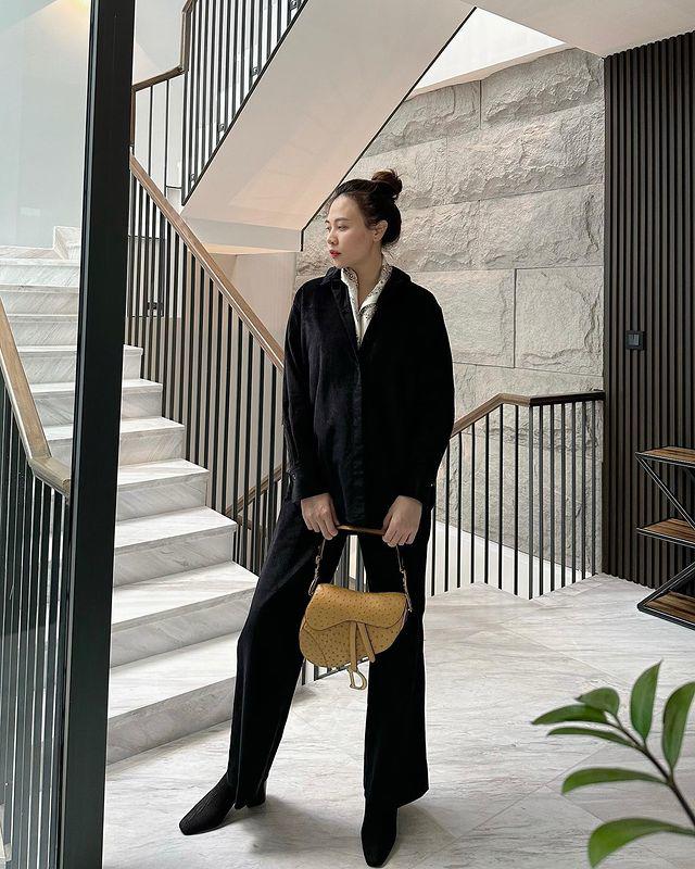 Lên đồ đen cả cây cá tính, Đàm Thu Trang nhấn nhá với chiếc túi Dior Ostrich Mini Saddle Bag làm từ chất liệu da đà điểu, có mức giá khoảng trên 70 triệu đồng.