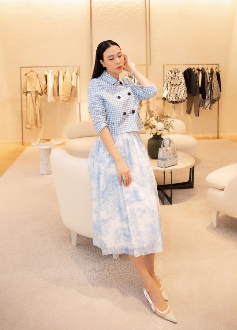 Thêm một mẫu váy khác cũng của thương hiệu cao cấp nước Pháp với tone màu xanh tươi sáng có mức giá chị em chỉ dám mơ ước là 2.807 USD (hơn 69 triệu đồng).