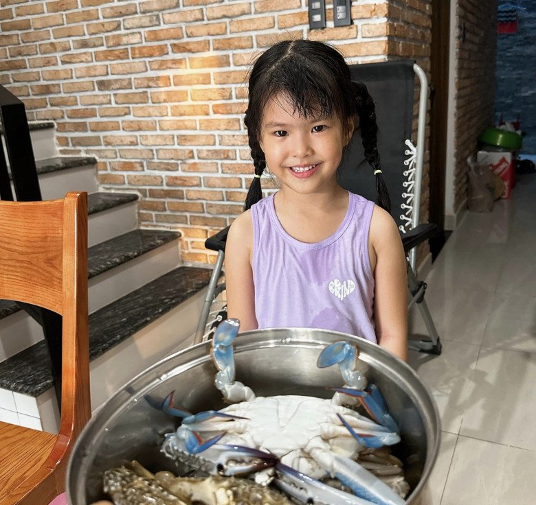 Lê Phương chia sẻ hình ảnh bé Bông bên nồi ghẹ chưa chế biến. Ông xã nữ diễn viên quê ở vùng biển Phan Rí của Bình Thuận nơi có rất nhiều loại hải sản ngon.