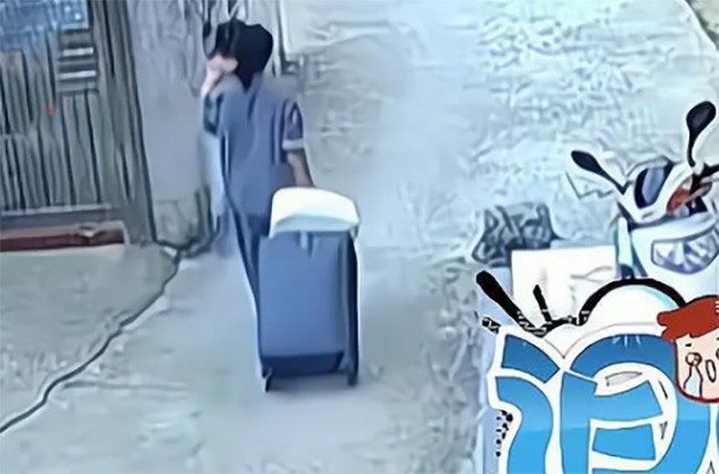 Thương con gái nhưng người mẹ cũng bất lực không biết làm gì trong hoàn cảnh đó