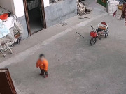 Yêu con - Bố mẹ đi làm xa gửi con 1 tuổi cho bà chăm sóc, cảnh tượng qua camera giám sát khiến tất cả rơi lệ