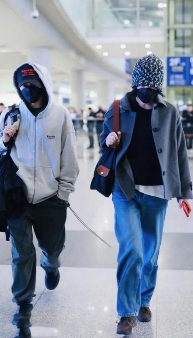 Tạ Đình Phong và Vương Phi bị bắt gặp tại sân bay.