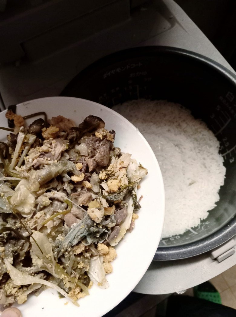 Cơm và đĩa cá ăn dở cho bà đẻ.