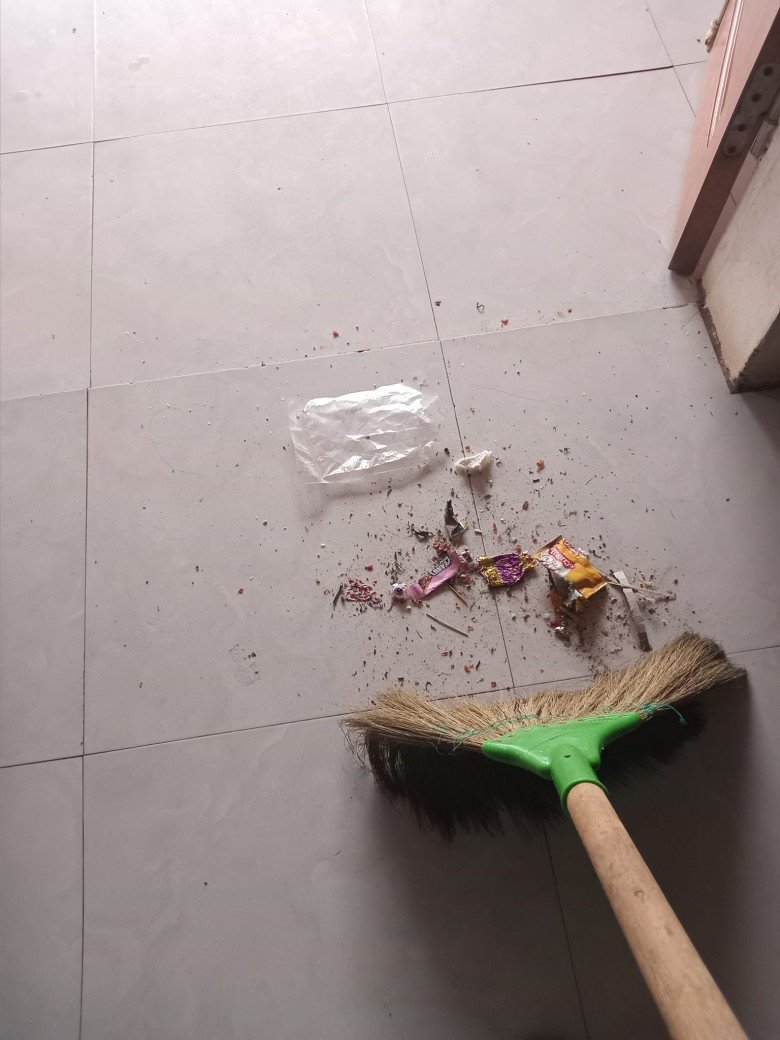 Vừa mổ đẻ ở viện về sản phụ đã phải làm việc nhà vì thấy nhà cửa bừa bộn.