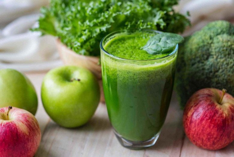 Ép cải xoăn cùng táo để tạo thành loại nước uống với lượng calories thấp và không chứa chất béo giúp cơ thể thanh mát, tràn đầy sức sống hơn.