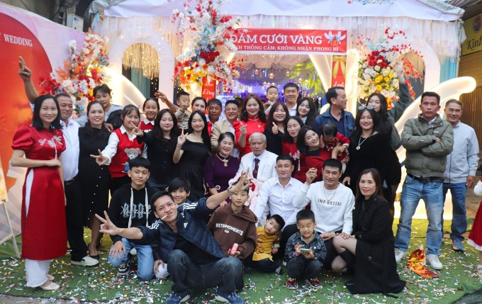 Vợ chồng ông Linh chụp ảnh kỷ niệm cùng các con, cháu, chắt trong ngày cưới. Ảnh gia đình cung cấp