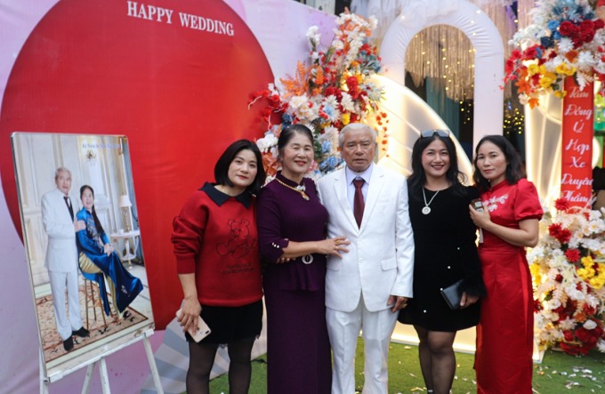 Vợ chồng ông Linh chụp ảnh lưu niệm với người thân tại tiệc cưới. Ảnh gia đình cung cấp