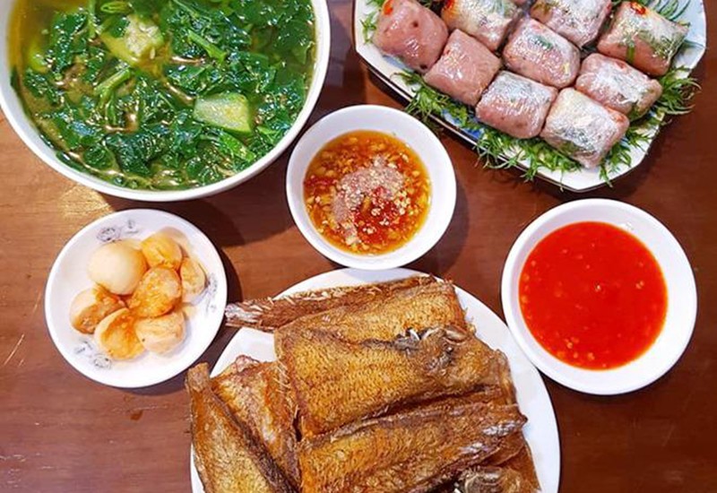 Bữa ăn giản dị với: Nem chua, cá một nắng rán, canh rau. (Ảnh: Kim Chi)
