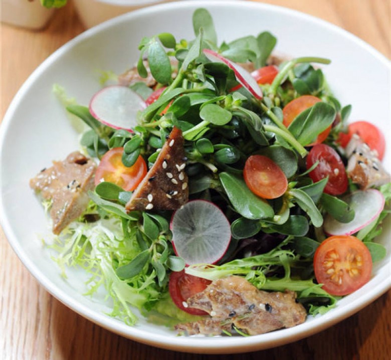 Người phụ nữ ăn salad rau sam trong 2 ngày liên tiếp bị suy thận cấp. (Ảnh minh họa)