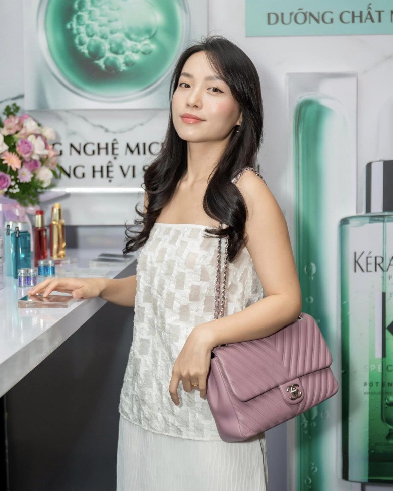 Chiếc túi Chanel màu hồng tím phiên bản giới hạn được Lê Hà Trúc phối với set đồ màu trắng nhẹ nhàng và trong trẻo. Nhìn giá mẫu túi thì ai cũng phải giật mình vì quá khủng.