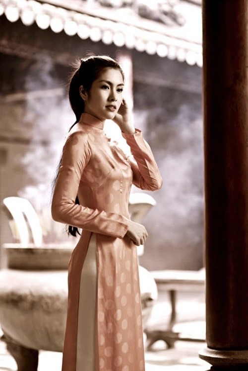 Tăng Thanh Hà luôn là một ngôi sao dành nhiều ưu ái cho tà áo dài tinh khôi, đậm chất truyền thống.