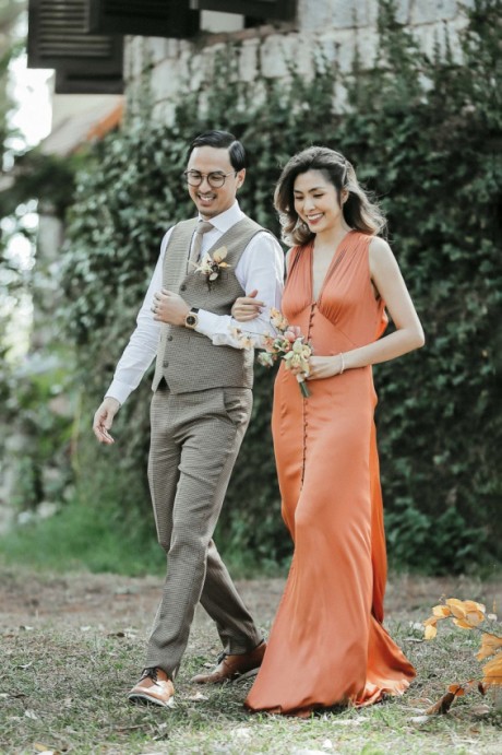 Tăng Thanh Hà và Louis Nguyễn tay trong tay với đồ đôi khi làm cô dâu và chú rể phụ.