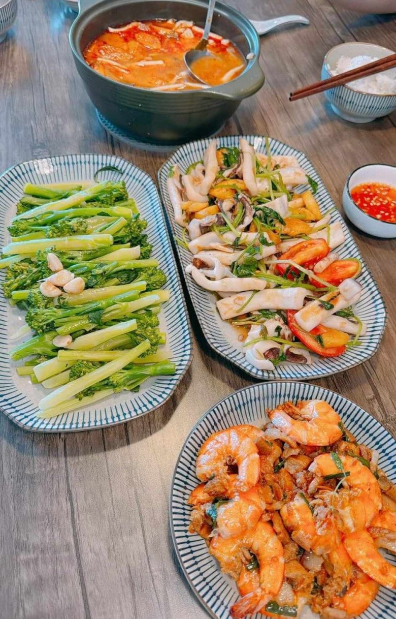 Một bữa ăn khác vừa được Dương Khắc Linh đăng tải. Trên trang cá nhân, nhạc sĩ sinh năm 1980 thường xuyên ghi lại những món ăn hàng ngày của mình dù do chính mình, những người thân yêu nấu hay đi ăn uống như một trải nghiệm ẩm thực.