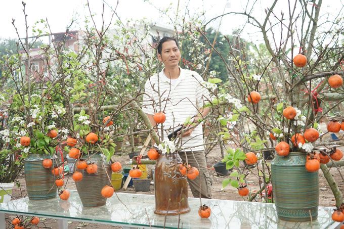 Các chủ cơ sở bán hồng cho biết, ngoài quả hồng có giá 20.000/quả thì bình cắm hồng có giá thấp nhất 400.000 đồng. 