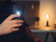 Lifestyle - Tác hại không ngờ khi chị em thường xuyên dùng đèn flash trên điện thoại làm đèn pin
