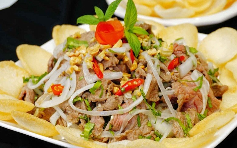Bác sĩ Phương cho biết, ngay cả sản phẩm nhà làm ra cũng không ăn tái sống. Ảnh minh họa. 