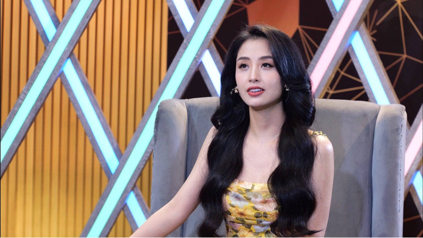 Cô đã giấu gia đình đi làm bồi bàn, rửa bát thuê để kiếm tiền.