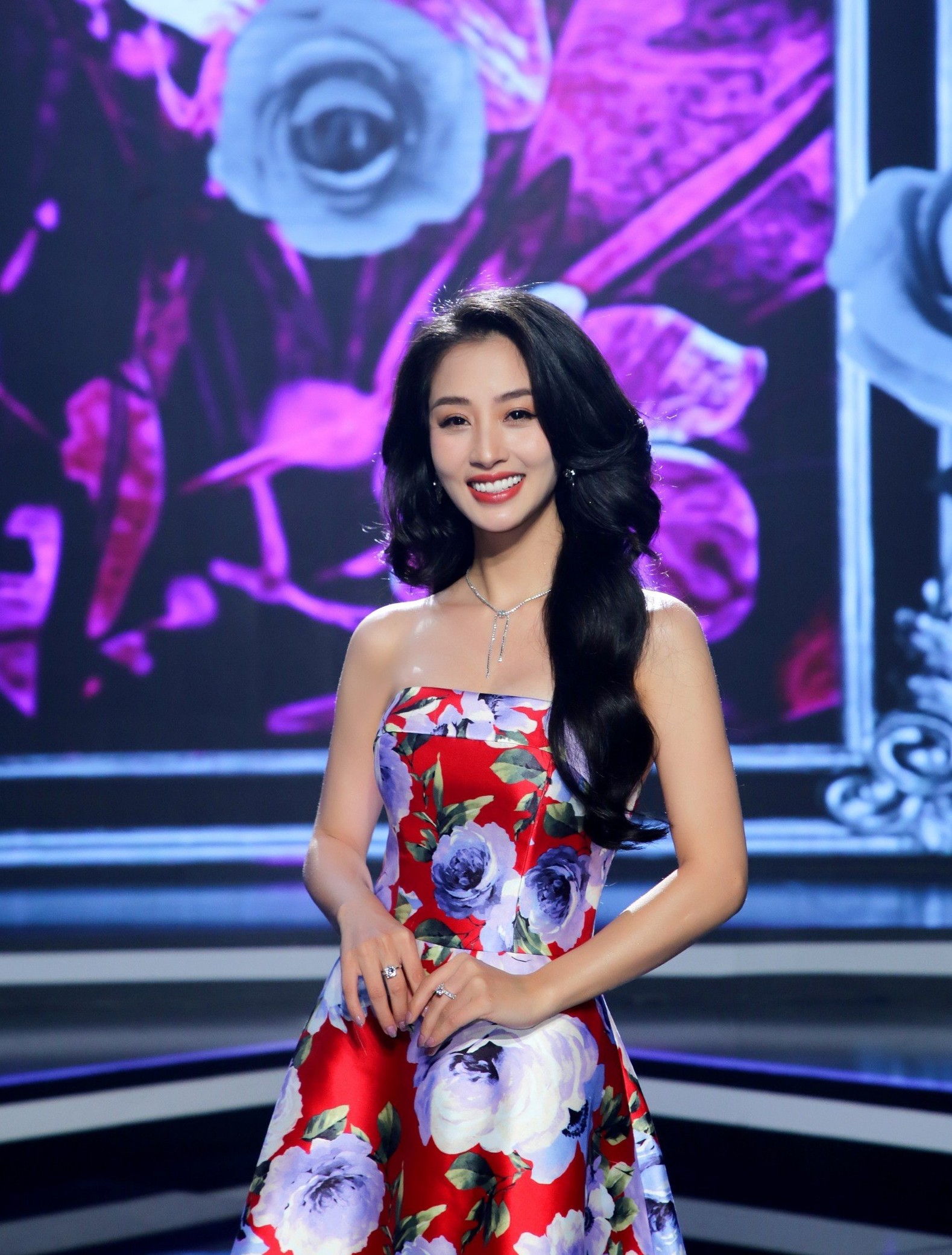 Thu Hằng là học trò cưng của Đàm Vĩnh Hưng, sở hữu nhan sắc xinh đẹp và giọng hát mượt mà.