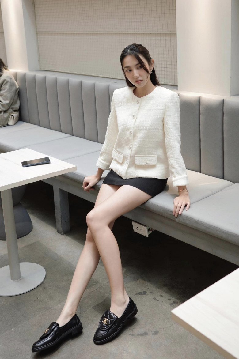 Kể cả các thiết kế trông bình thường nhất khi ướm lên người Thuỳ Tiên cũng thành hot item. Lụa đẹp vì người có lẽ không sai.