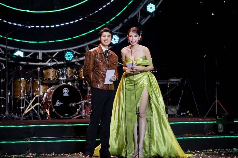 Miss Grand International 2021 Nguyễn Thúc Thùy Tiên trở thành tâm điểm của mọi sự chú ý trong thiết kế màu xanh lộng lẫy tại lễ trao giải Làn sóng xanh vừa qua.