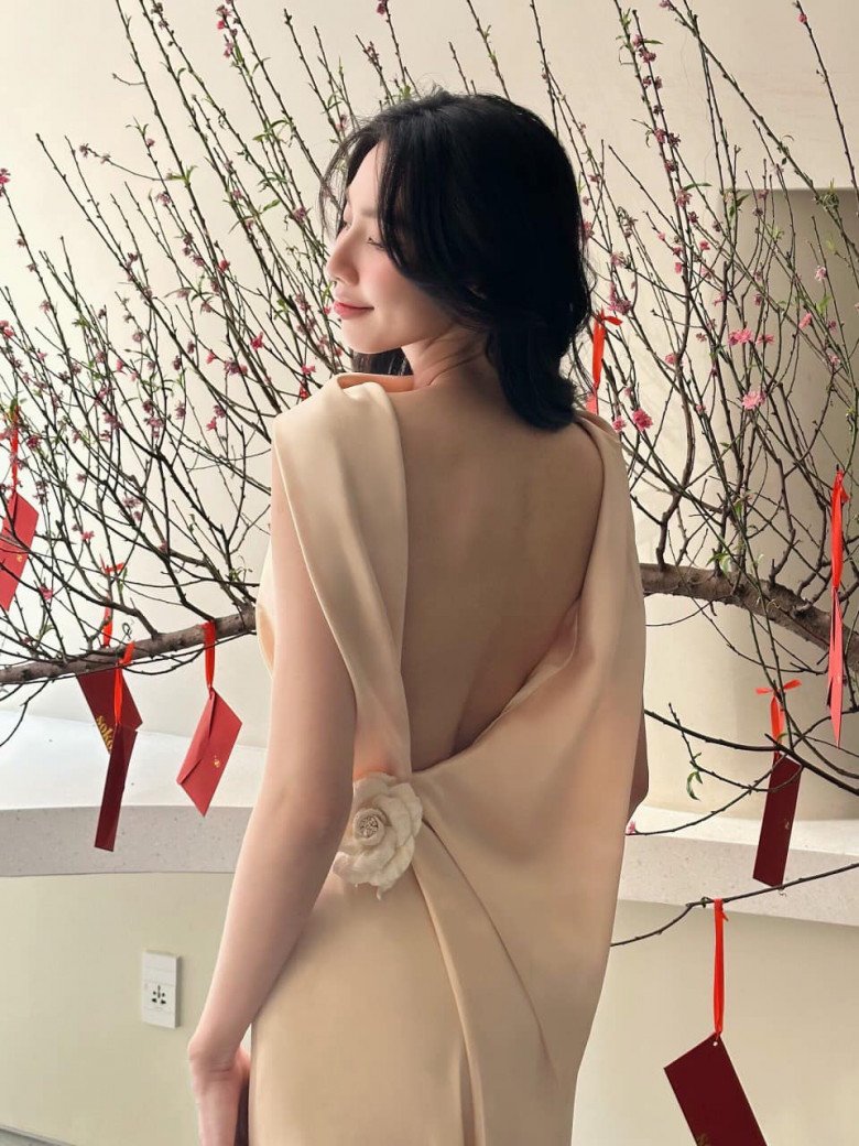 Sở hữu gương mặt sắc nét nên với phong cách trang điểm đậm, Thùy Tiên trở nên vô cùng quyền lực và quyến rũ. Tuy nhiên, người đẹp cũng ngọt ngào dễ thương khi đổi gió với phong cách nhẹ nhàng hơn.