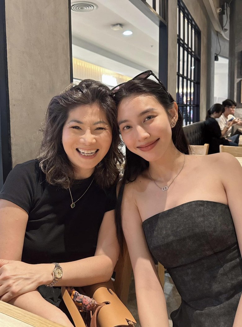 Thuỳ Tiên sau nhiều năm đăng quang vẫn chưa từng tăng cân, bể dáng. Người đẹp mới đây còn khung khung hình với Phó chủ tịch MGI. Được biết, chân dài cũng là cổ đông của sân chơi nhan sắc quốc tế này.