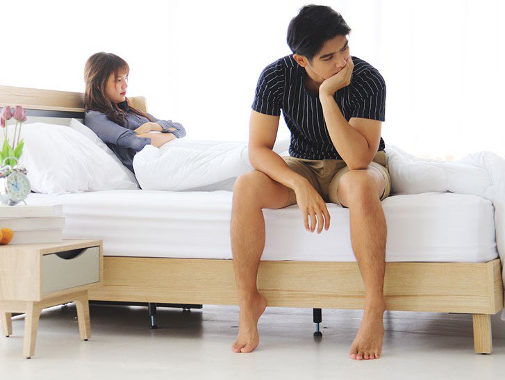 Tuấn Linh từng hối hận và tự trách vì nghĩ mình lây bệnh cho bạn gái. Ảnh minh họa.