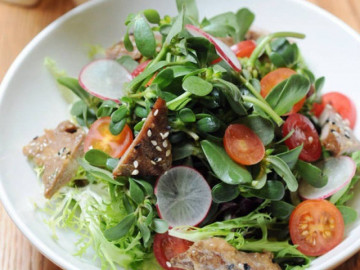 Ăn salad rau 2 ngày, người phụ nữ bị suy thận cấp, bác sĩ tiết lộ loại rau này một số người nên cẩn thận