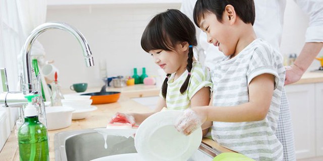 Cho trẻ làm việc nhà sẽ giúp con nhận ra trong cuộc sống, mình cần phải làm việc. Ảnh minh họa