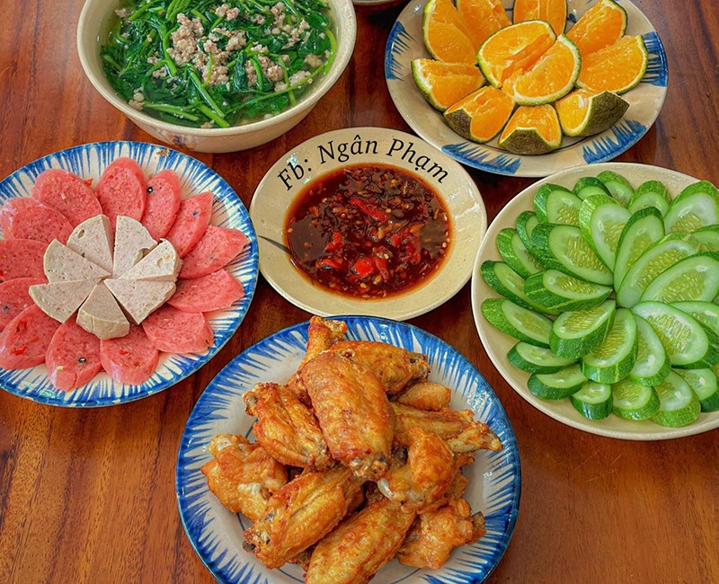 Bữa ăn này gồm các món dễ nấu: Cánh gà chiên - Nem chua, chả lụa - Dưa leo - Canh cải xoang thịt bằm - Cam sành.
