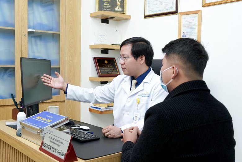 Bác sĩ Nguyễn Tiến Thành tái khám cho bệnh nhân sau một liệu trình điều trị. 