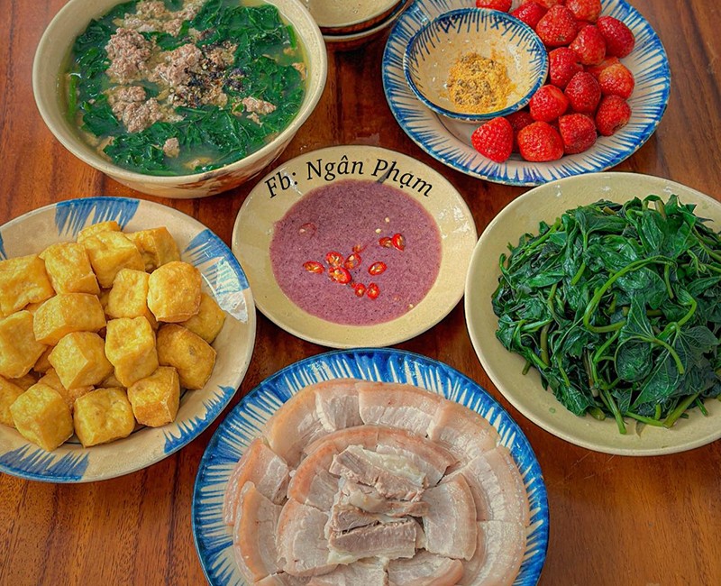 Bữa ăn chuẩn vị cơm nhà: Thịt luộc - Đậu hũ chiên - Rau lang luộc - Canh cua - Dâu tây.
