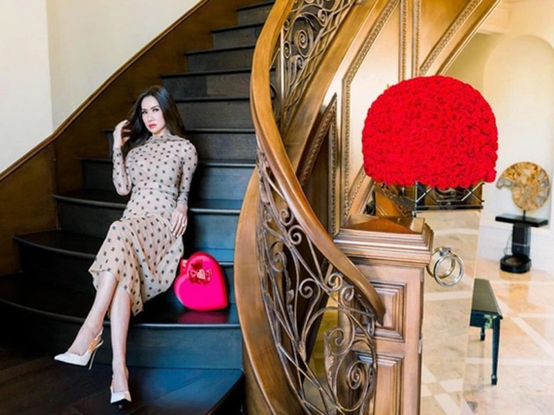 Những hình ảnh về các góc trong căn biệt thự thường xuyên xuất hiện trên Instagram của Mimi Morris. Vào các ngày lễ quan trọng, căn biệt thự của nữ tỷ phú gốc Việt được trang hoàng lộng lẫy, ai nhìn vào cũng phải trầm trồ.
