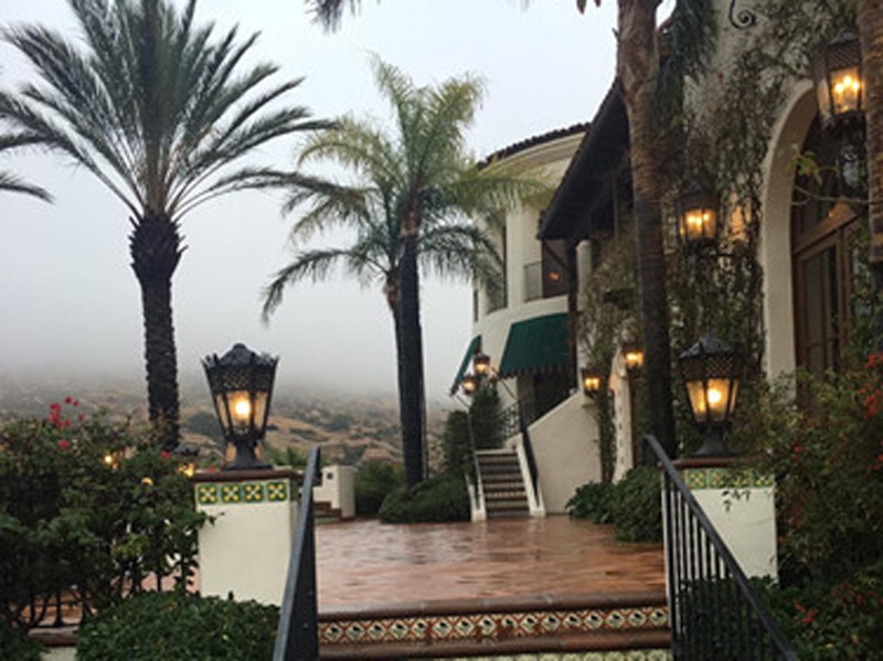 Tỷ phú Hoàng Kiều sở hữu villa Hummingbird Nest Ranch, vùng ngoại ô Los Angeles, Mỹ. Thời điểm năm 2015, ông chi 33 triệu USD để mua lại. 
