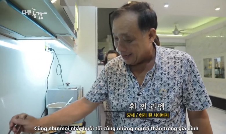 Bố Trấn Thành - ông Huỳnh Chấn Liêm nấu ăn rất ngon, trong phim tài liệu về mình do đài KBS Hàn Quốc thực hiện, Hari Won từng cho biết, có một điều hơi khác với nhà người ta, đó là bố chồng cô lại là người phụ trách việc bếp núc.