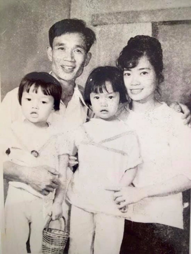 Chị em Vân Trang - Vân Dung hồi nhỏ bên bố mẹ.