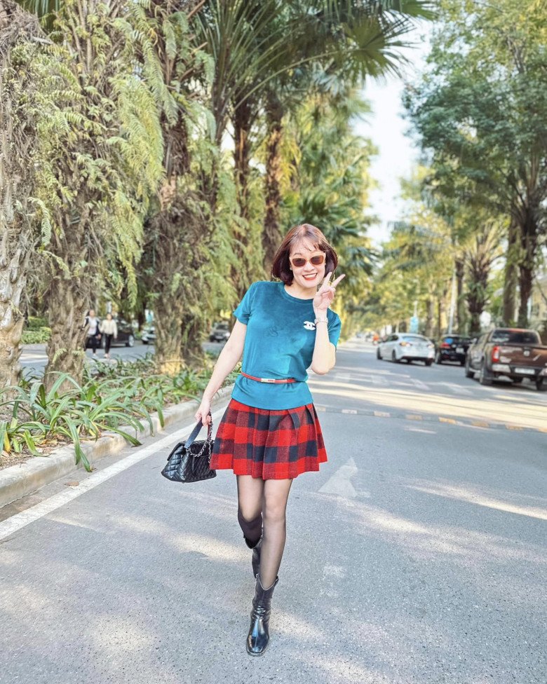 Cô khoe vẻ sành điệu trong những chuyến vi vu khắp nơi.