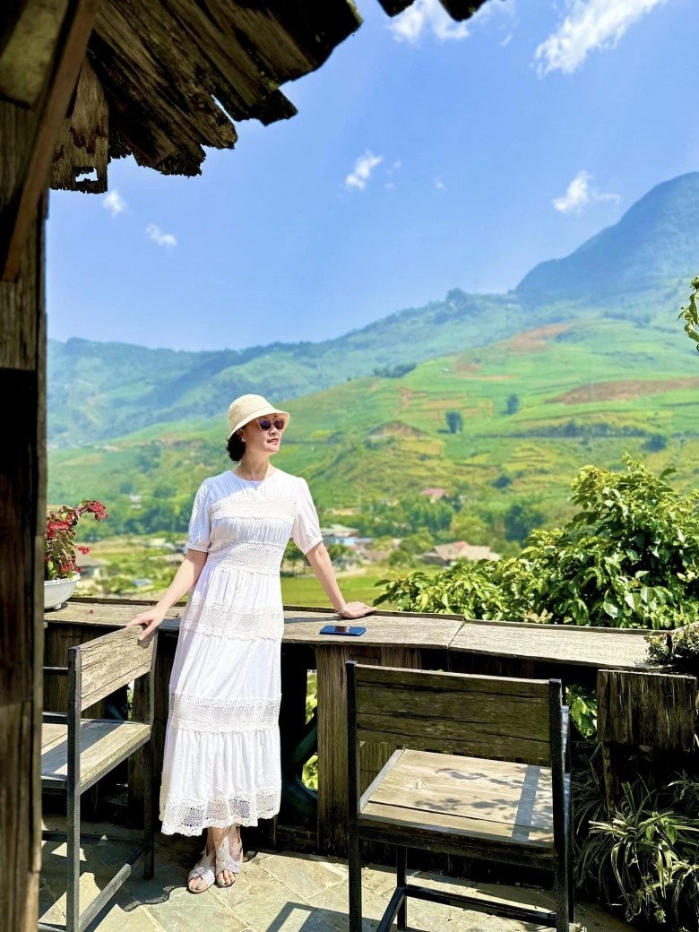 Chị gái Vân Dung trông khá trẻ trung ở tuổi 50.