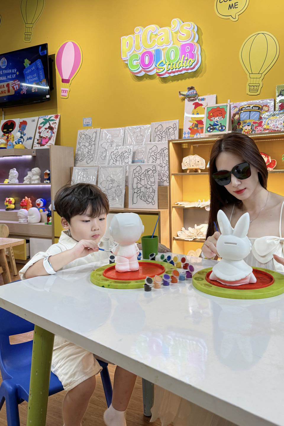 Cô thường xuyên đưa bé Bo đi chơi nhiều nơi.