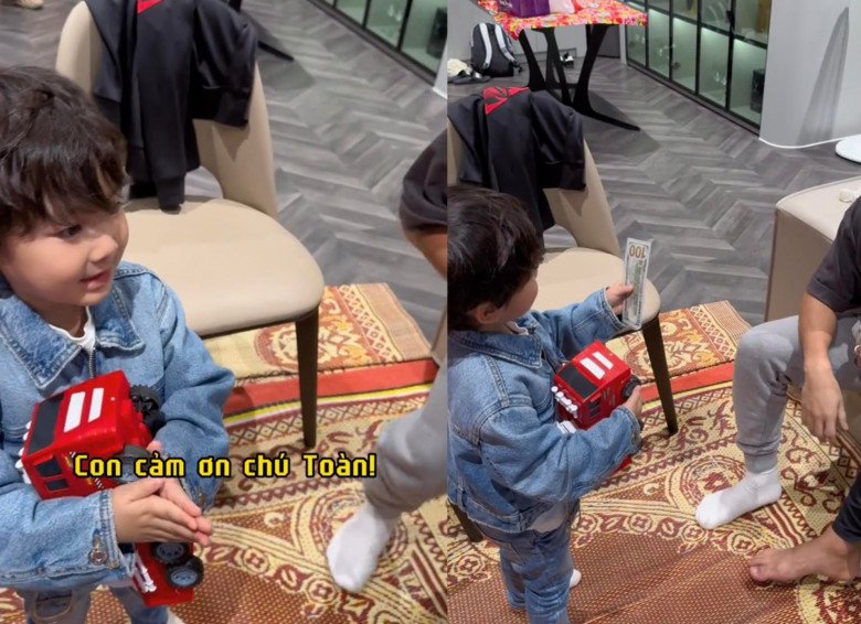 Sau khi được mẹ nhắc nhở, nhóc tì mới nhận tiền từ nam cầu thủ.