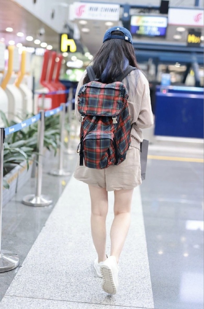Hậu giảm cân, chỉ một bóng lưng của Triệu Vy cũng gây sốt mạng xã hội vì đôi chân thon gọn của cô trông như của thiếu nữ.