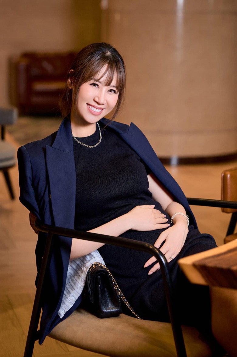 Nàng hậu mang thai ở tuổi 40, không nhìn bụng chẳng ai biết có bầu, sinh con xong trẻ đẹp như gái mới lớn - 1