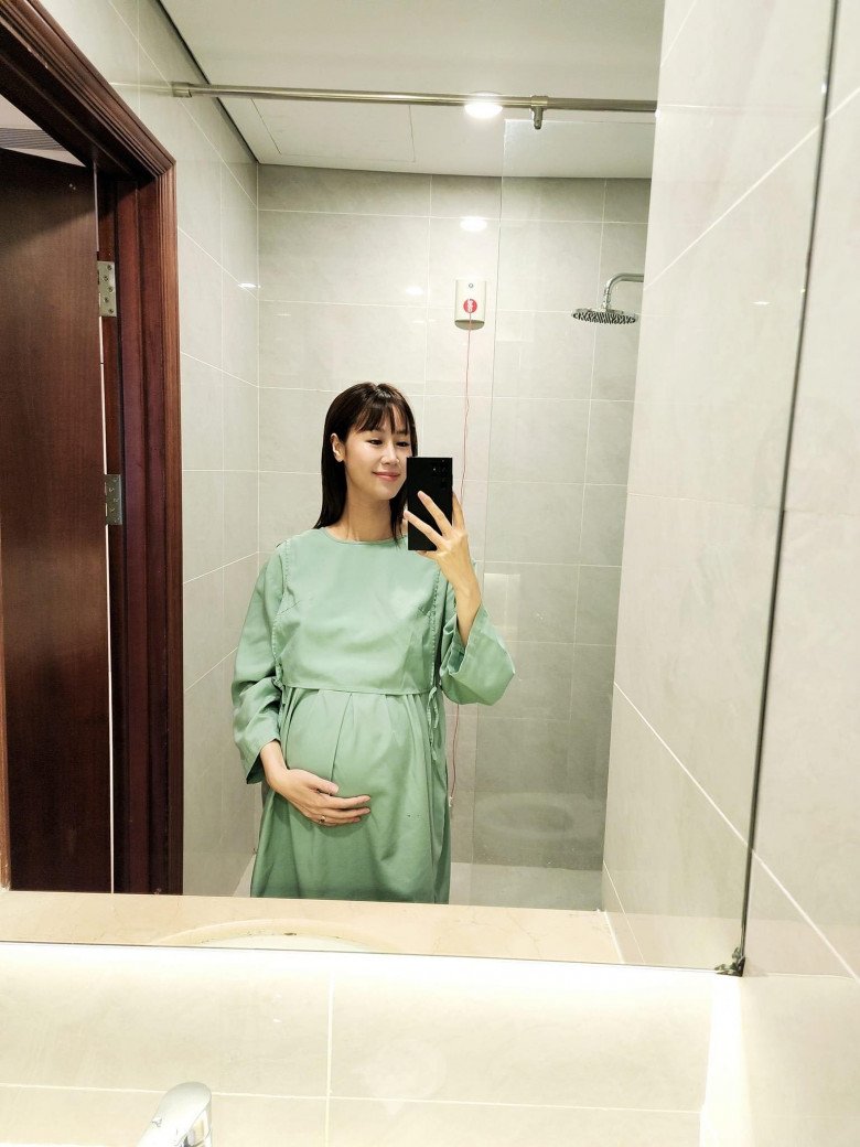 Mỹ Linh mang thai con thứ 2 nhờ phương pháp IVF. Cô sinh mổ con gái thứ 2 tại một bệnh viện quốc tế ở Hà Nội. (Ảnh: NVCC)