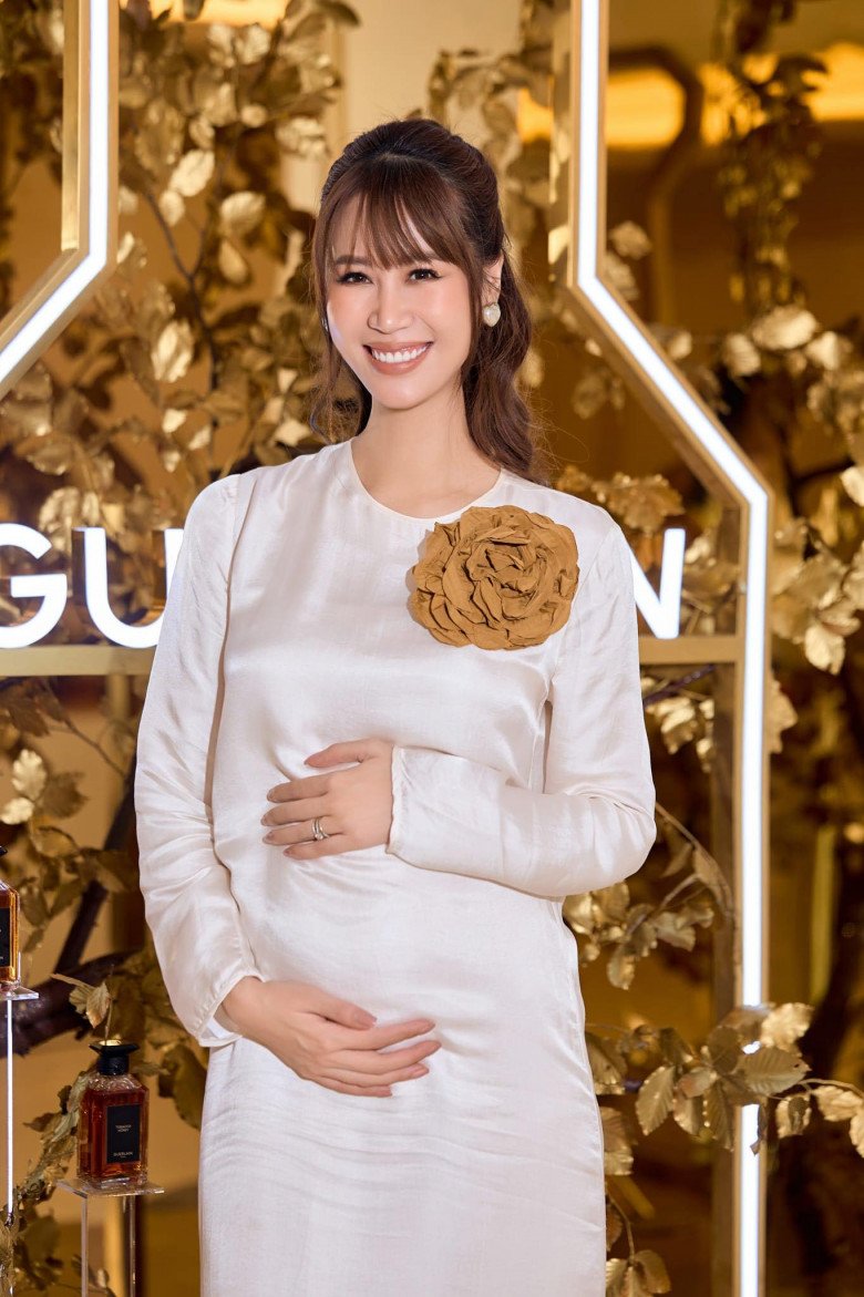 Nàng hậu mang thai ở tuổi 40, không nhìn bụng chẳng ai biết có bầu, sinh con xong trẻ đẹp như gái mới lớn - 7