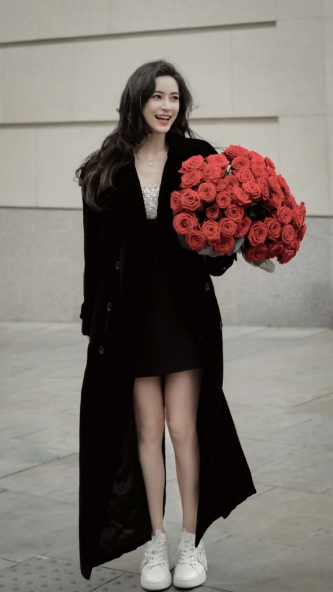Angelababy chỉ có ảnh chúc mừng sinh nhật do studio đăng tải. 