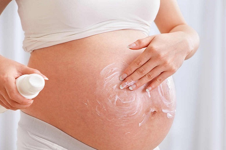 Sử dụng kem chống rạn da, dưỡng ẩm cho da giúp mẹ bầu có thể tránh khỏi những vết rạn xấu xí.