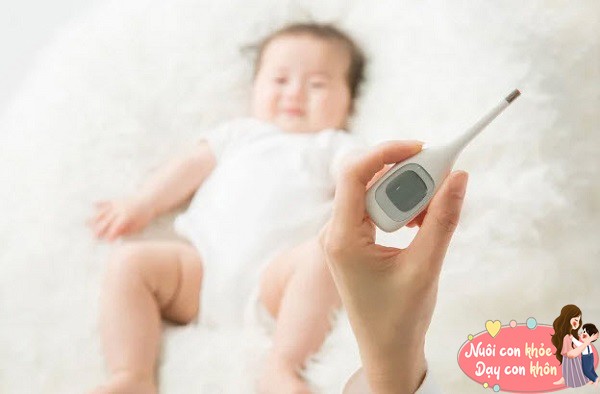 Đối với trẻ mới sinh, bố mẹ về việc theo dõi nhiệt độ cơ thể của con mỗi ngày.
